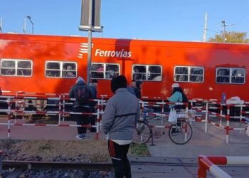 LOS POLVORINES : UNA MUJER FALLECIÓ TRAS SER ARROLLADA POR EL TREN BELGRANO NORTE .