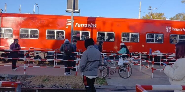 LOS POLVORINES : UNA MUJER FALLECIÓ TRAS SER ARROLLADA POR EL TREN BELGRANO NORTE .