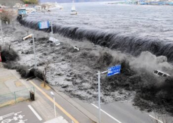 Empiezan a levantar alertas por tsunami tras un terremoto de 8,8 en el Pacífico, pero aún se mantienen para varios países de América Latina.