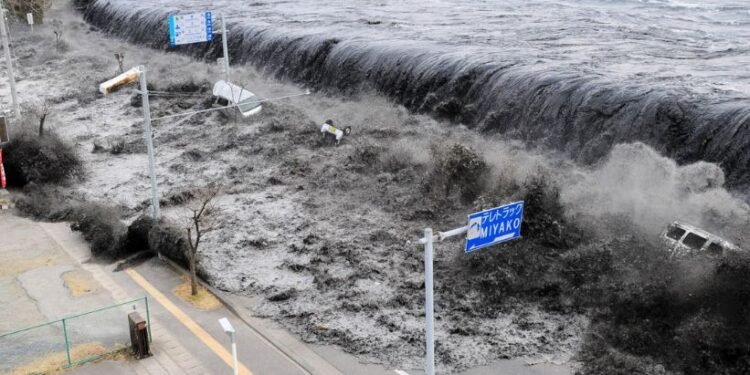 Empiezan a levantar alertas por tsunami tras un terremoto de 8,8 en el Pacífico, pero aún se mantienen para varios países de América Latina.