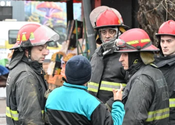 LA PLATA SE INCENDIO UN DEPOSITO , SE VIVEN HORAS DE LA ALARMA EN LA ZONA.