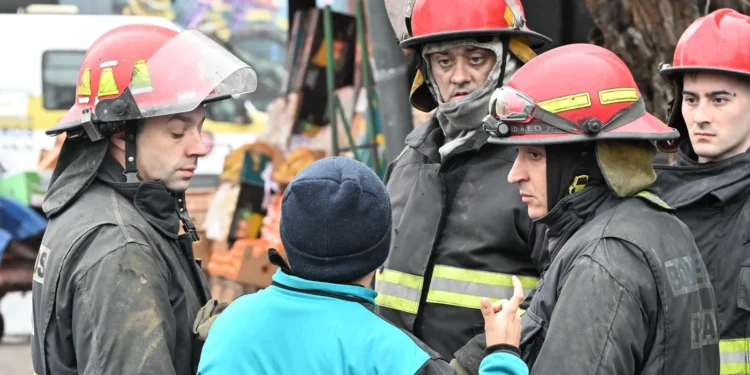 LA PLATA SE INCENDIO UN DEPOSITO , SE VIVEN HORAS DE LA ALARMA EN LA ZONA.