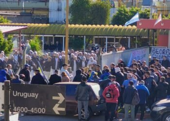 EMPLEADOS DE GEORGALOS CORTARON LA  PANAMERICANA Y FUERON AGREDIDOS POR PERSONAL DE GENDARMERIA .