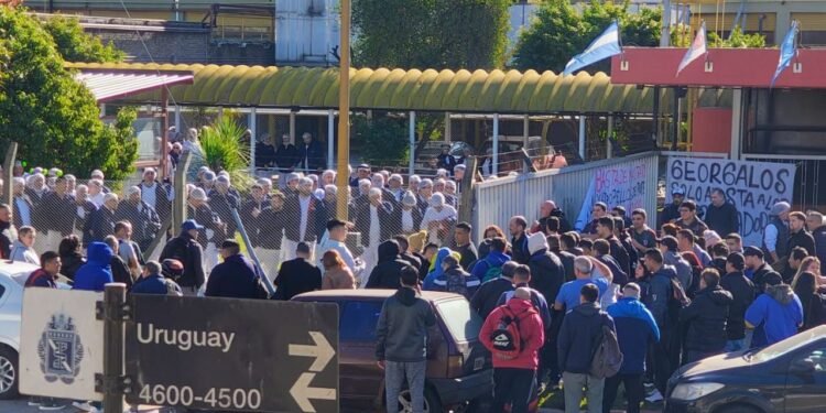 EMPLEADOS DE GEORGALOS CORTARON LA  PANAMERICANA Y FUERON AGREDIDOS POR PERSONAL DE GENDARMERIA .