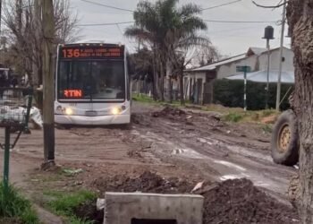 MERLO : COLECTIVO LINEA 136 QUEDO ESTACANDO EN EL BARRO DEL BARRIO MATERA .