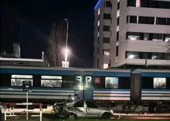 RAMOS MEJIA : CRUZO CON LA BARRERA BAJA Y FUE EMBESTIDO POR UNA FORMACION DEL SARMIENTO .