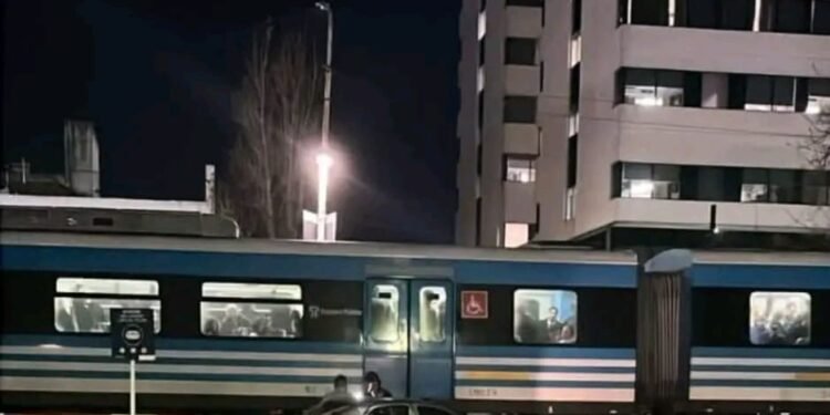 RAMOS MEJIA : CRUZO CON LA BARRERA BAJA Y FUE EMBESTIDO POR UNA FORMACION DEL SARMIENTO .