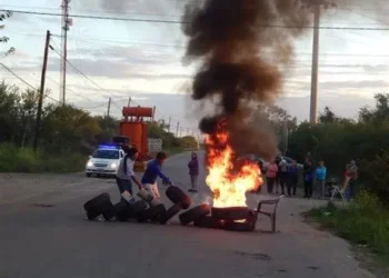 MERLO : VECINOS DEL BARRIO NUEVA ESPERANZA CORTAN LA CALLE POR INSEGURIDAD.
