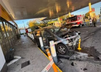 SAN FERNANDO : PERDIO EN CONTOL DE SU AUTO INGRESO A UNA ESTACION DE SERVICIO , MATO A UNA MUJER .
