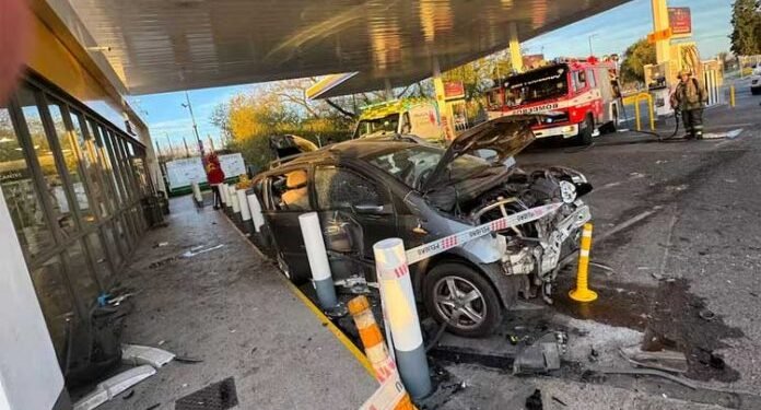 SAN FERNANDO : PERDIO EN CONTOL DE SU AUTO INGRESO A UNA ESTACION DE SERVICIO , MATO A UNA MUJER .