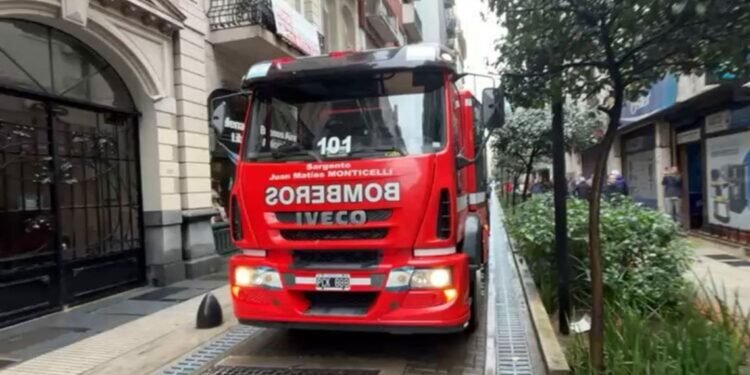 CAYO UN RAYO EN PLENO MICROCENTRO.