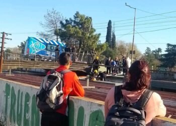 BELLA VISTA : UNA JOVEN SE TIRO DE UN PUENTE Y CAYO EN  EL TECHO DEL TREN URQUIZA .