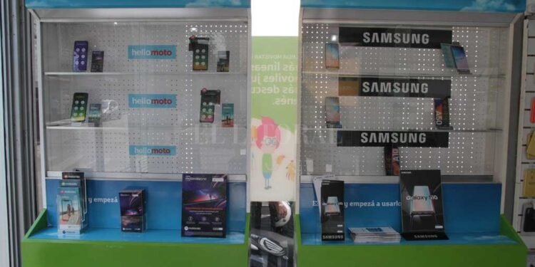 MERLO : ROBO UN CELULAR A UN COMERCIANTE EN PLENA ZONA CENTRICA .