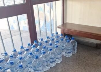 MERLO : ESCUELA NUMERO 16 NO TIENE AGUA HACE 15 DIAS , FAMILIAS Y DOCENTES COMPRAN BIDONES DE AGUA PARA DAR A LOS ALUMNOS .