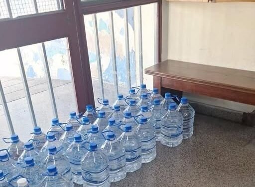 MERLO : ESCUELA NUMERO 16 NO TIENE AGUA HACE 15 DIAS , FAMILIAS Y DOCENTES COMPRAN BIDONES DE AGUA PARA DAR A LOS ALUMNOS .