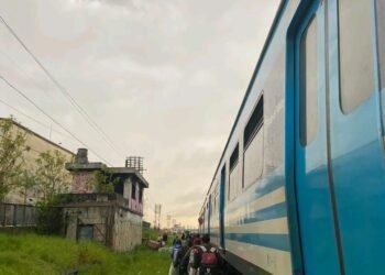 MORON : MILAGRO EN LAS VIAS UNA JOVEN SE ARROJO BAJO EL TREN.