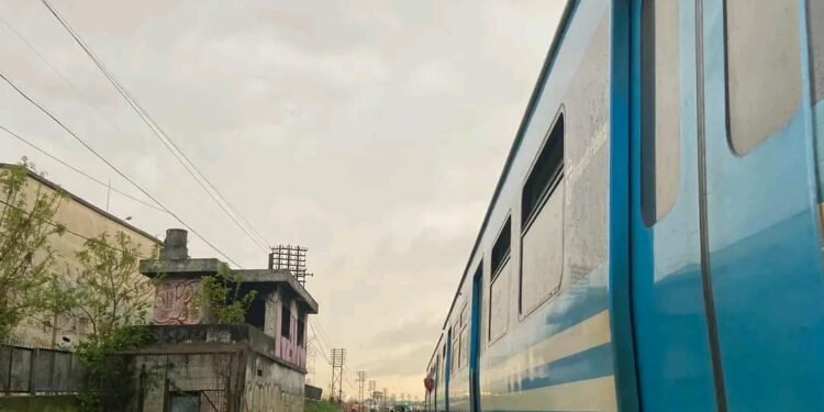 MORON : MILAGRO EN LAS VIAS UNA JOVEN SE ARROJO BAJO EL TREN.