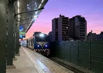 Operativos sorpresa en la línea San Martín: La Policía Federal realiza controles en los furgones.