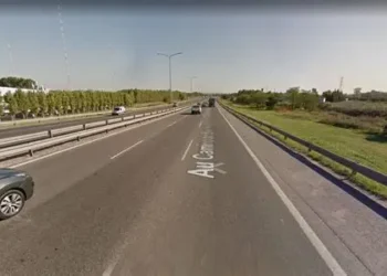 Intento de robo y tiroteo en la Autopista Buen Ayre a ex custodio de Cristina K : Un delincuente murió y el otro escapó.