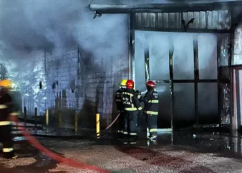 Un voraz incendio destruyó una fábrica de yogures en Villa Rosa Pilar .