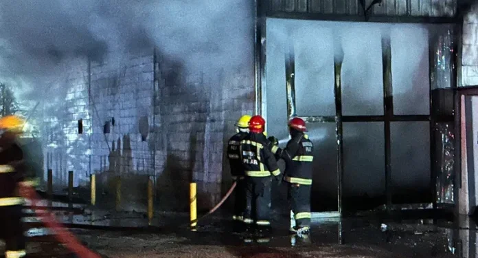 Un voraz incendio destruyó una fábrica de yogures en Villa Rosa Pilar .