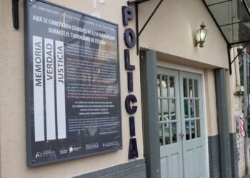 Violento accidente en Hurlingham: dos autos chocaron y uno volcó en plena Avenida Vergara.