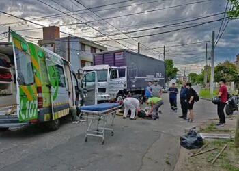 Dos motociclistas heridas tras chocar contra un camión en Loma Hermosa.