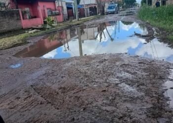 Merlo otra vez es noticia por un enorme bache en las calles Bariloche y Arenales, en el Barrio El Palomo.