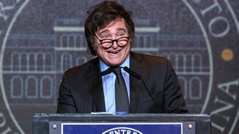 Reforma laboral: el borrador del Gobierno propone jornadas de 13 horas, sin indemnización y con vacaciones flexibles.