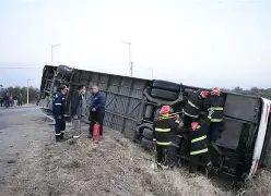 General Rodríguez: Colectivo de La Perlita volcó tras chocar contra un camión estacionado.