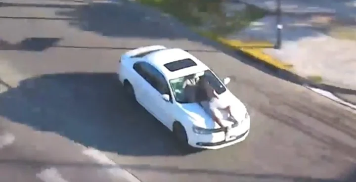 Conmoción en Hurlingham: una conductora atropelló a un hombre y lo arrastró varias cuadras sobre el capót de su automóvil .