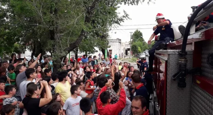 BOMBEROS  DE HURLINGHAM PIDEN COLECTA DE CARAMELOS PARA REYES .