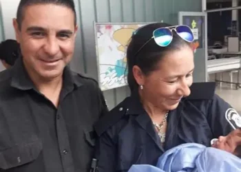 Sargento salvó la vida de una niña durante una guardia dominical en Malvinas Argentinas.