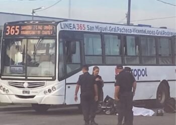 Accidente fatal en José C. Paz: Un motociclista murió tras chocar contra un colectivo.