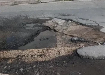 Vecinos de Agustín Ferrari arreglaron su calle ante la falta de respuestas municipales.