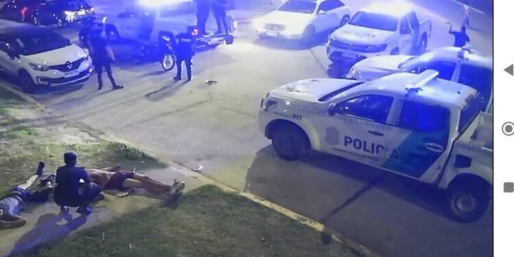 Tres delincuentes robaron una moto y protagonizaron un choque en Merlo .