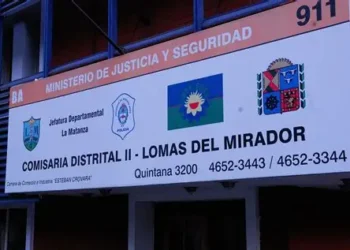 Femicidio en Lomas del Mirador: una mujer fue asesinada a puñaladas y el agresor está prófugo.