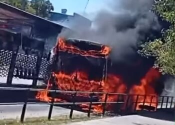 Incendio de un colectivo de la línea 166 generó alarma en Morón.