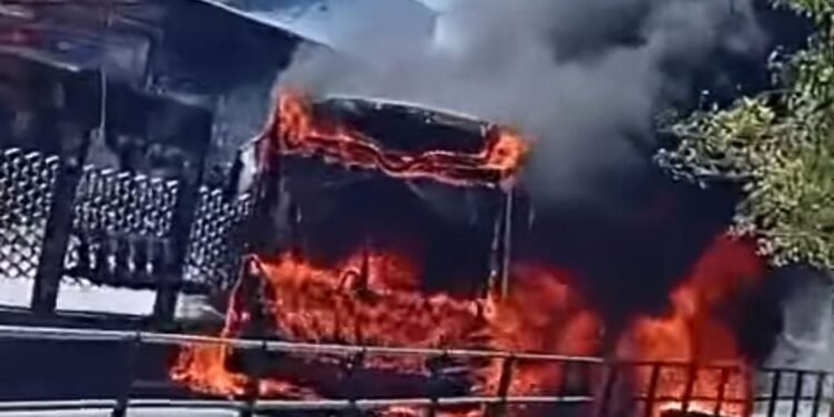 Incendio de un colectivo de la línea 166 generó alarma en Morón.