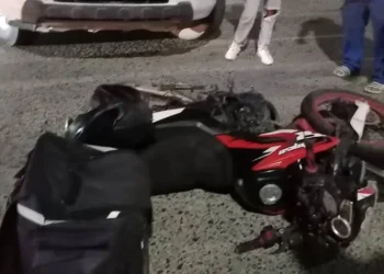 Murió un motociclista tras chocar contra un camión y ser atropellado en el Acceso Oeste.