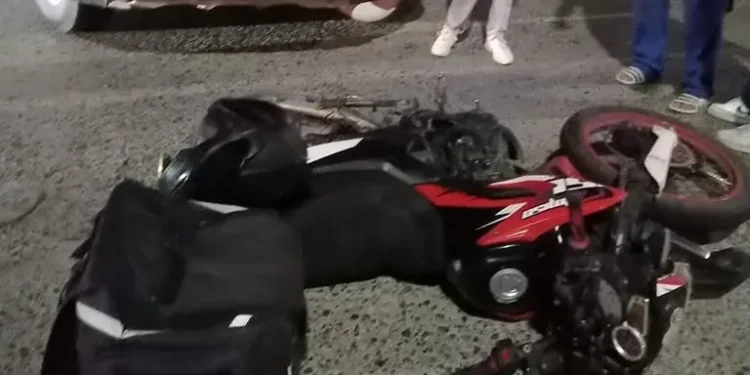 Murió un motociclista tras chocar contra un camión y ser atropellado en el Acceso Oeste.