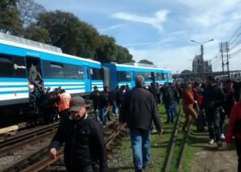 LINIERS: DESCARILLO TREN SARMIENTO .