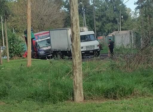 MERLO: CAMION DE AGUA SE QUEDA ATASCADO POR CALLE ROTA .