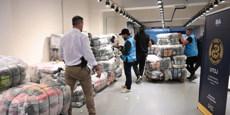 Golpe al contrabando: La Policía de la Ciudad secuestró en Belgrano ropa de primeras marcas con un valor de más de 150 millones de pesos.