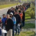 MORENO AYER FERIADO LARGAS FILAS EN BUSCA DE TRABAJO .
