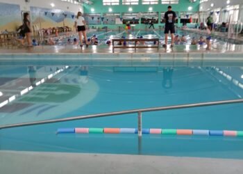 HURLINGHAM : EL POLIDEPORTIVO DA CLASE DE NATACION A ALUMNOS DE 4 GRADO .