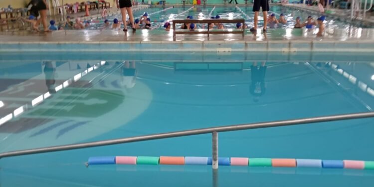 HURLINGHAM : EL POLIDEPORTIVO DA CLASE DE NATACION A ALUMNOS DE 4 GRADO .