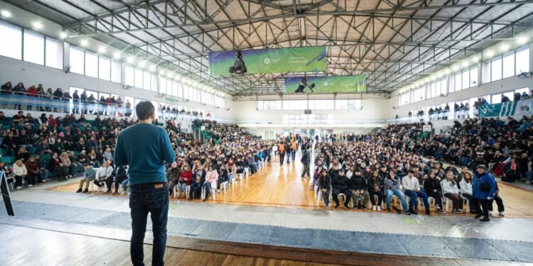 HURLINGHAM: ENTREGRO MAS DE 700 LICENCIAS DE CONDUCIR A JOVENES .