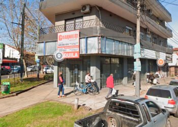 HURLINGHAM : ABUELOS RECLAMARON NO AL CIERRE DEL HOSPITAL DE PAMI .