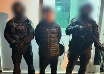 La Policía de la Ciudad detuvo en la Villa 1-11-14 del Bajo Flores a un hombre de 25 años con domicilio en el partido bonaerense de San Martín, quien estaba prófugo y registraba tres pedidos de captura vigentes por causas vinculadas a robo agravado y privación ilegítima de la libertad.